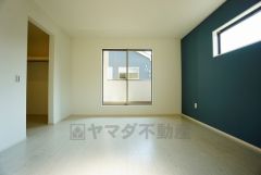 同仕様写真。住む人のこだわりを活かす洋室＾＾日当たりがよく、寝室としての利用もおすすめ。広めのクローゼットもあり荷物もすっきり片付けれ、ゆとりのある暮らしが出来ます＾＾