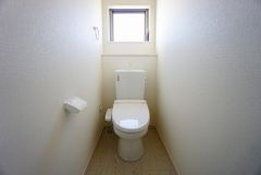 同仕様写真。1階2階の2ヶ所にトイレがありますので、忙しい朝にもゆとりが生まれますね＾＾