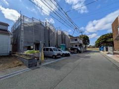 広々した前面道路は、交通量も少なく小さなお子様も安心。