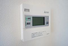 同形状・同仕様。キッチン横に給湯器リモコンを設置していますので、忙しい時間帯でもスイッチ一つでお風呂の用意ができますよ＾＾