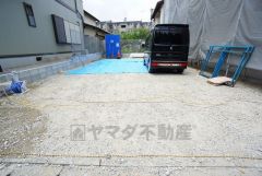 カースペースは停めやすい並列駐車2台付き。