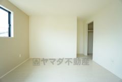 住む人のこだわりを活かす洋室＾＾日当たりがよく、寝室としての利用もおすすめ。広めのクローゼットもあり荷物もすっきり片付けれ、ゆとりのある暮らしが出来ます＾＾