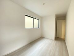 全居室にはたっぷり収納できる大型クローゼットを設置しています。窓には断熱性・保温性にすぐれ、省エネ効果のあるペアガラスを採用。冬には結露を防止します。