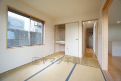 リビングからの続き間として和室をご用意しました。普段はリビングとつなげて開放的なスペースとして。来客時には客間としてお使いいただけます。