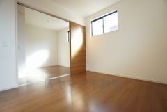 同仕様写真。一部屋で利用することも、お子様が大きくなれば二部屋として用途によって可動間仕切りの出来る洋室です＾＾