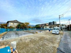 車スペースはゆとりある3台分を確保。マイカー用に、お客さま用に、余裕を持ってご利用いただけます。