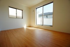 同仕様写真。主寝室としてお使いいただけそうなこちらのお部屋は、日当たりが良く、爽やかな風を感じて起きる朝は、快適生活の始まりに。