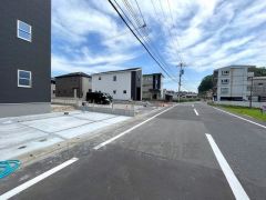 前面道路は8ｍと広く駐車もスムーズにできます＾＾