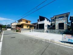 前面道路は約6と広く駐車がスムーズ＾＾ 交通量も少なく小さなお子様がいるご家庭も安心です＾＾ 南向きで陽当たり良好です＾＾