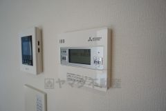 給湯器リモコンはキッチン横からボタンひとつで操作が楽々。通話ボタン付きでお子様とも会話ができて安心です。