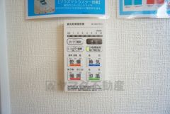 雨の日の洗濯も安心できる浴室暖房乾燥機付き浴室。リモコンで操作もボタン1つで簡単。 浴室暖房乾燥機には、暖房、乾燥、涼風、換気の4つの機能が付いています。タイマー付きです。