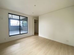 住む人のこだわりを活かす洋室＾＾日当たりがよく、寝室としての利用もおすすめ。広めのクローゼットもあり荷物もすっきり片付けれ、ゆとりのある暮らしが出来ます＾＾
