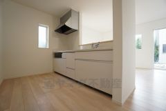 同仕様写真。対面式キッチンなのでリビングにいるご家族とコミュニケーションを取りながら洗い物や、お料理が楽しめそうですね＾＾