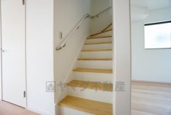 手すり付きの階段は、勾配も緩やかに設計されており、採光も十分に計算され、安全性を重視。