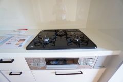 お手入れのしやすいIHクッキングヒーターです。 3口コンロなので、効率よくお料理が楽しめます。毎日のお料理も楽しくなりますね＾＾