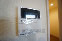 キッチン横からお湯張り、追い炊き、足し湯がボタン一つで楽々操作できる給湯機リモコンです＾＾忙しい夕飯の準備の時間帯に重宝しますね。