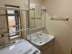 三面鏡つき洗面台。収納も一体型になっているので、ドライヤーやヘアアイロンの置き場に困りませんね。