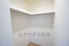 収納力豊富なウォークインクローゼット。洋服や小物などを1箇所にまとめて美しい収納を実現します。スーツケースのような大型の荷物も置けます＾＾