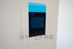 同仕様写真。防犯性もばっちり、TVモニター付きインターフォン完備。大きなモニターで玄関先を確認できます。録画機能が付いているので不在時の訪問者も確認できて安心です^^