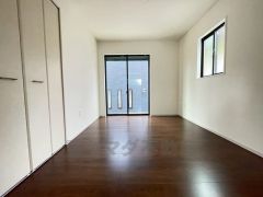 同仕様写真。リビング横の洋室。お気に入りの家具とインテリアで素敵な部屋を作りましょう。