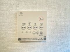 浴室暖房乾燥機には、暖房、乾燥、涼風、換気の4つの機能が付いています。タイマー付きです。