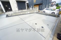 3台まで並列駐車できるので、急な来客時やお子様が成人して車を所有するようになっても安心です。