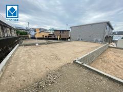1号棟。大利小学校まで徒歩約4分（約260ｍ）。お気に入りの家具とインテリアでステキな部屋を作りましょう。