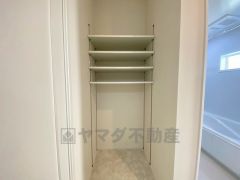 便利な洗面室収納。散らかりがちなバスタオルや清掃用品、化粧品や予備のシャンプー等もきれいに整頓できますね。
