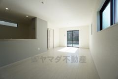 夏は強い日差しをカット、冬は暖かな遮熱高断熱型Low-Eガラスを採用。夏の強い日差しを約60%カットし、冷房効果を高めます。紫外線もカットするため紫外線による日焼けも抑制。