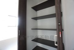 2階ホールには可動棚タイプの収納が付いています＾＾