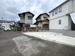 前面道路は4ｍ。交通量も少ないため小さなお子様がいるご家庭でも安心です＾＾ スーパーまで徒歩5分＾＾コンビニ・ドラッグストアまで徒歩10分＾＾周辺環境が充実＾＾