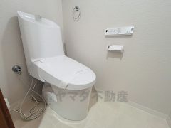 節水・静音設計でエネルギーを効率よく使用し省エネ。汚れをガードする構造でサッと一拭き、お手入れが簡単。手洗い付き。
