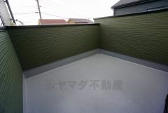 幅広のインナーバルコニーは多少の雨でも洗濯物を守ってくれ、家事を助けてくれること間違いなし。眩しすぎる日差しも和らげます。