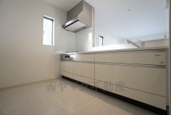 同仕様写真。リビングやダイニングからキッチン周りが丸見えにならない対面式キッチン。テレビ鑑賞や家族との対話がしやすく、ご家族の温かい時間を演出します。