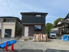 駐車スペースはゆとりある2台分を確保。マイカー用に、お客さま用に、余裕を持ってご利用いただけます。