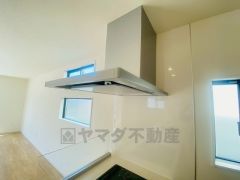 調理により発生する油煙や臭いを吸い込み、屋外へ排気してくれます。