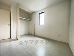 2面採光を確保した明るい室内は、風通しも良く、大変居心地の良い空間となっております。日当たりがよく、子供部屋としての利用もおすすめ。
