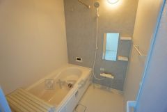 1坪サイズの浴室は、足をのばしてリラックスできます。浴室乾燥機付きなので、雨の日も気にせず洗濯物が干せます。