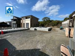 コンビニまで車で約4分（1.2ｋｍ）スーパーまで車で約7分（2.4ｋｍ）