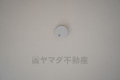 火災による煙や熱を感知して、警報音やブザー等で火災の発生を知らせてくれる火災警報器。