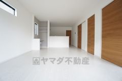 同仕様写真。家族が集まる開放的なリビング。約18帖の大空間で毎日のお食事が楽しみです＾＾思い思いの時間を過ごしたり、家族みんなで食事をしたり、素敵な団らんの場になりますね。