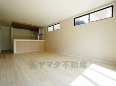 同仕様写真。対面式キッチンを中心としたリビングダイニングで家族の会話が弾みそうです。