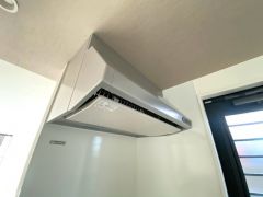 レンジフード。 調理により発生する油煙や臭いを吸い込み、屋外へ排気してくれます。
