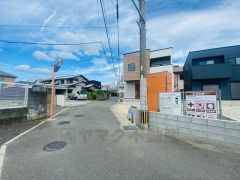 前面道路含む現地外観写真。