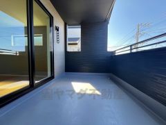 陽当たりの良いバルコニーです。お洗濯やお布団干しはもちろん、日光浴スペースにも。足元は防水工事施工済です。