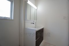 三面鏡つき洗面台。収納も一体型になっているので、ドライヤーやヘアアイロンの置き場に困りませんね。