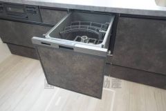 家事の時間が短縮できる食器洗浄乾燥機付。後片付けもラクラクです。 食器を洗う手間が減るので家族とのコミュニケーションの時間や自分の時間が増えますね。