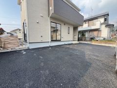 カースペースは停めやすい並列駐車4台付き。（軽自動車含む） 車好きのご主人の洗車もゆったり。 急な来客時も困りません＾＾
