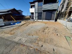 駐車スペースはゆとりある3台分を確保。マイカー用に、お客さま用に、余裕を持ってご利用いただけます。