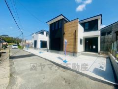 前面道路は4ｍ。交通量は少なくお子様がいるご家庭でも安心して過ごせます。 駐車2台（内1台軽自動車）